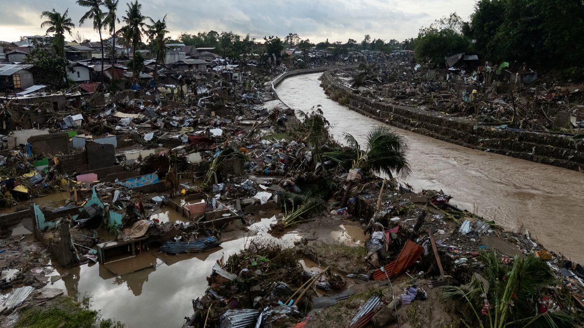Fotky: Zkáza po tajfunu. Rozházená auta a zpustošené domy na Filipínách